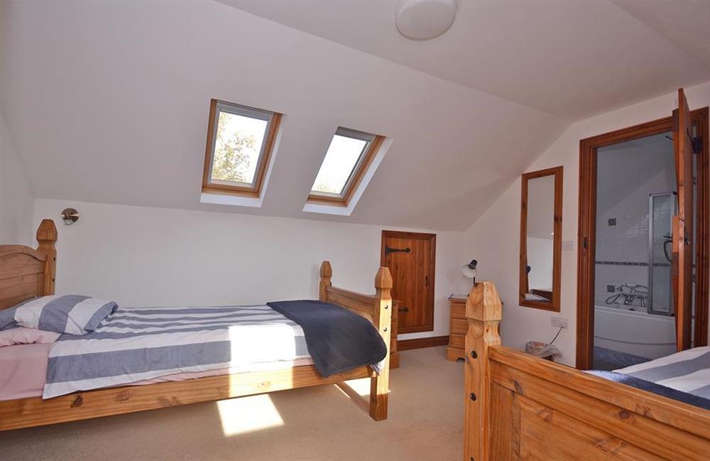 The twin bedroom with the en suite  at The Roost, Widemouth Bay