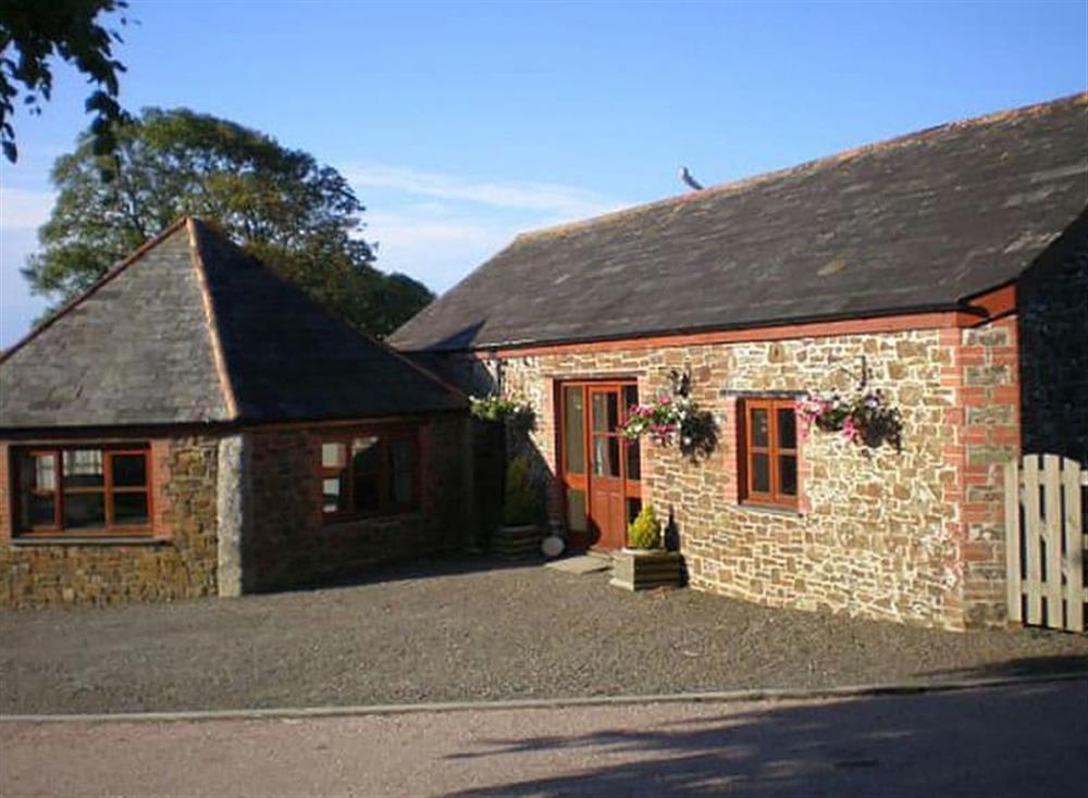 Charming holiday home situated on a working beef and sheep farm at The Round House in Pyworthy, near Holsworthy, Devon