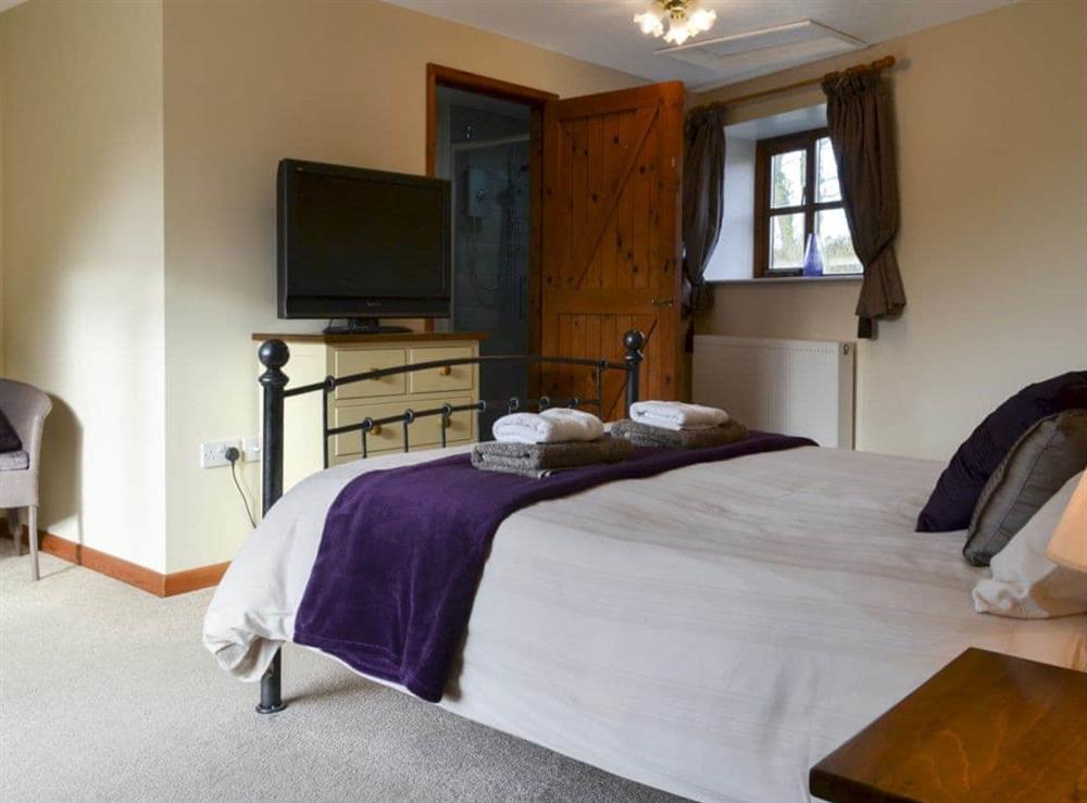 Spacious bedroom with king sized bed and en-suite at The Round House in Pyworthy, near Holsworthy, Devon