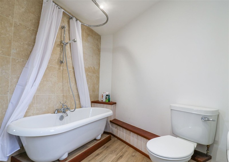 The bathroom (photo 2) at The Round House, Wardington near Chacombe