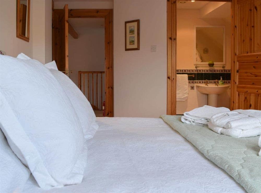 Double bedroom with en-suite at The Roundel in Balmullo, near St Andrews, Fife
