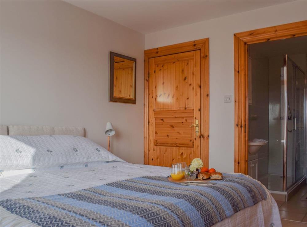 Lovely and comfortable double bedroom with en-suite at The Roundel in Balmullo, near St Andrews, Fife