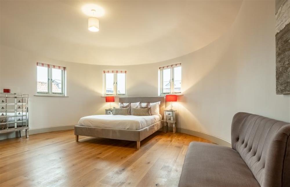 First floor: Master bedroom at The Roundhouse, Wells-next-the-Sea