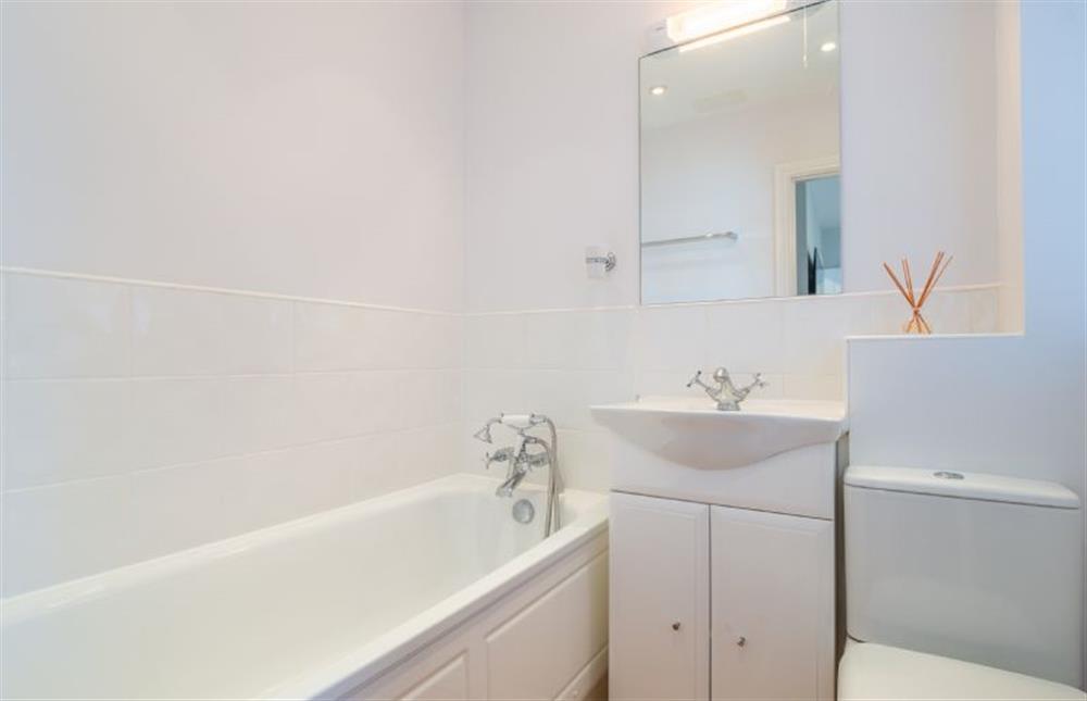 En-suite bathroom with bath, wash basin and WC at The Sail Loft, Aldeburgh