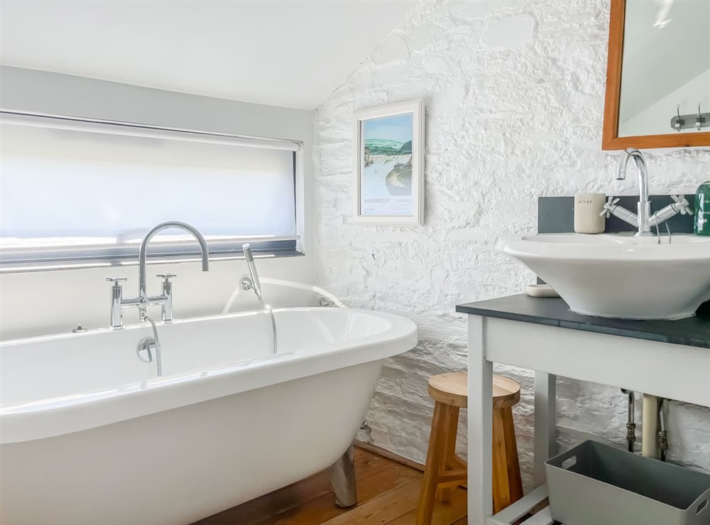 Bathroom at The Saltings in Egloshayle, near Wadebridge, Cornwall