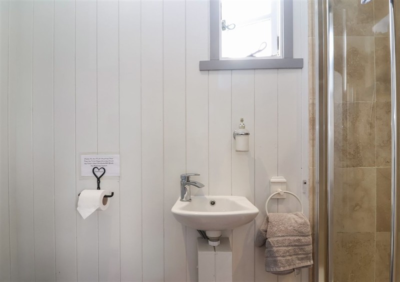 The bathroom at The Shepherds Hut, Nettleton