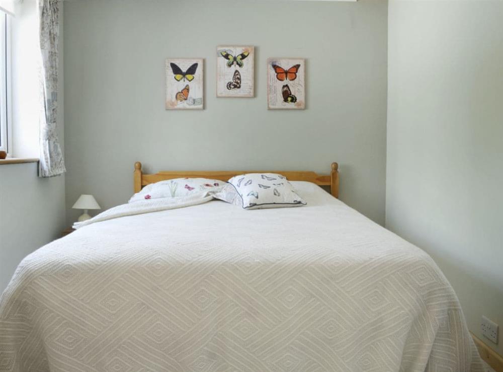 Charming double bedroom with kingsize bed at The Shippon in Pyworthy, near Bude, Devon