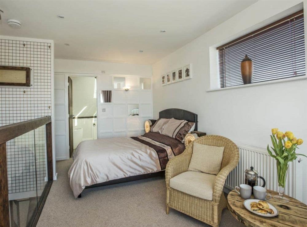 Exquisitely presented master bedroom with en-suite bathroom at The Shipwreck in Oulton Broad, near Lowestoft, Suffolk