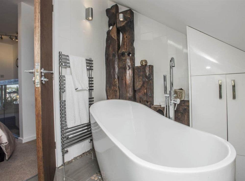 Tastefully modernised en-suite bathroom with bath at The Shipwreck in Oulton Broad, near Lowestoft, Suffolk