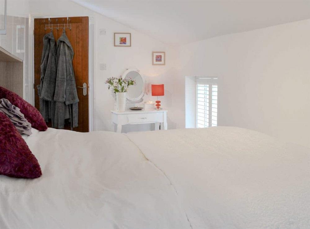 Comfortable double bedroom with en-suite at The Shoe Box in Northam, near Bideford, Devon