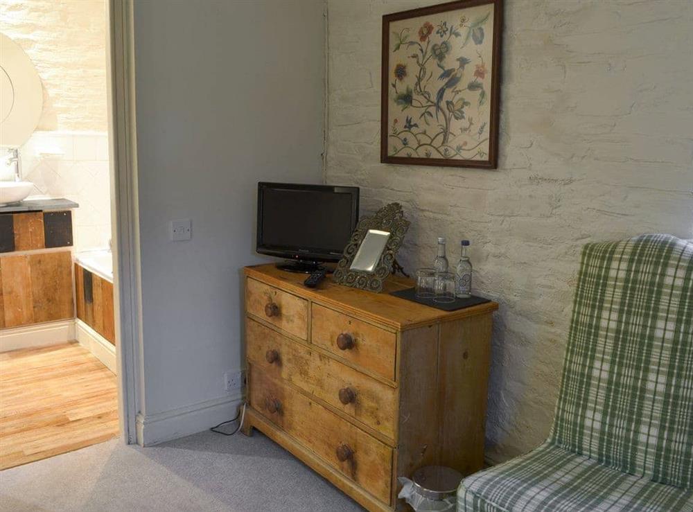 Twin bedroom with en-suite (photo 4) at The Shooting Lodge in Colquite, Washaway, North Cornwall., Great Britain