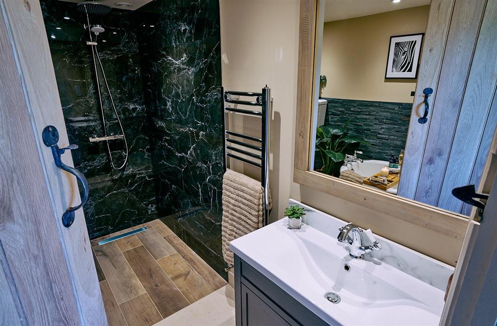The bathroom boasts a separate walk-in shower  at The Shooting Lodge, Walton, Near Stratford-upon-Avon