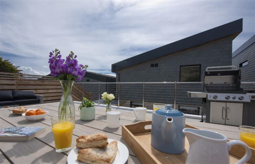 Garden dining table with seating for eight guests at The Shore, Mawgan Porth