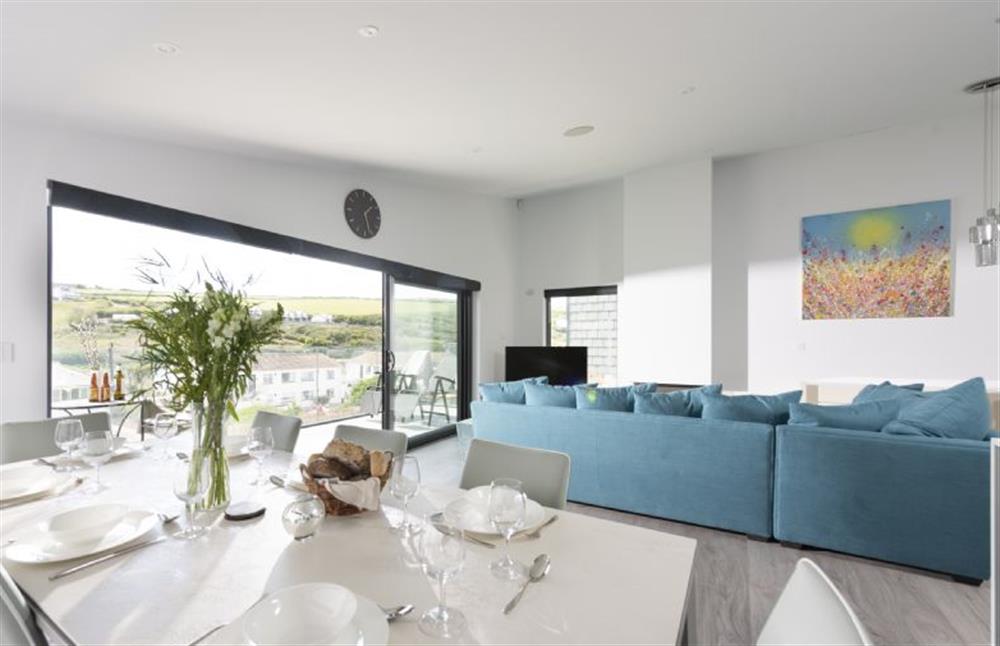 Large dining table overlooking the front garden on the first floor at The Shore, Mawgan Porth