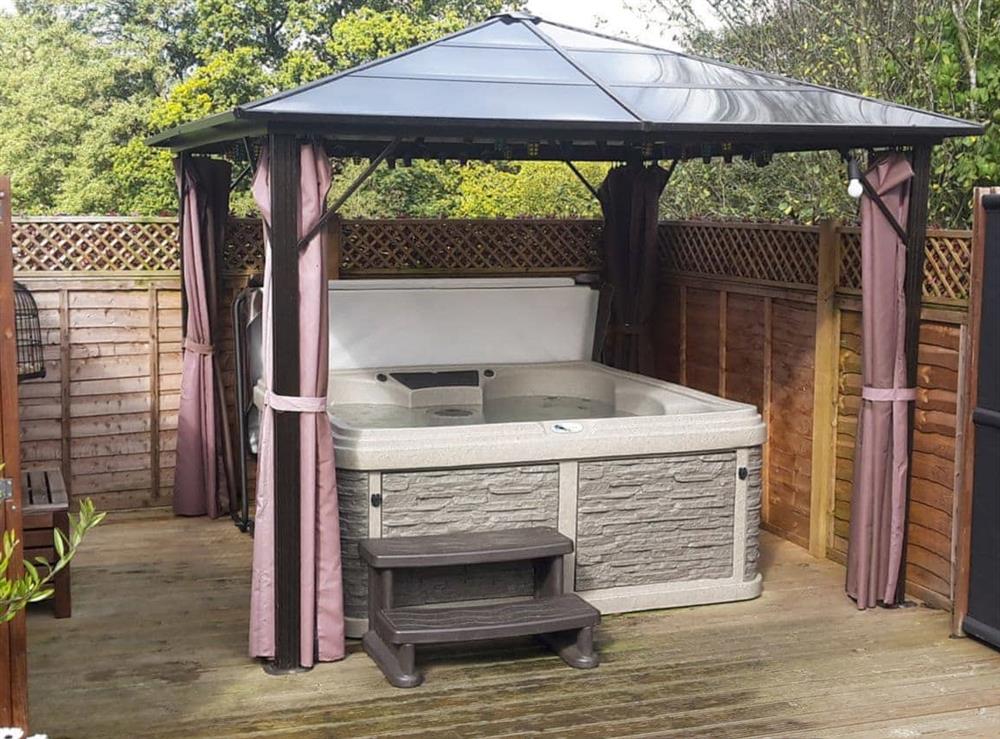 Relaxing, private hot tub area on terrace at The Smithy in Little Witley, Worcestershire, England