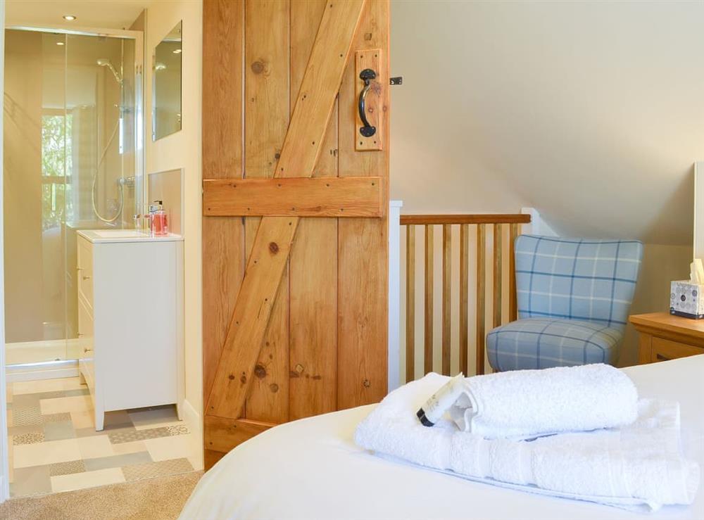 Welcoming double bedroom with en-suite at The Snug in Moorlinch, near Bridgwater, Somerset