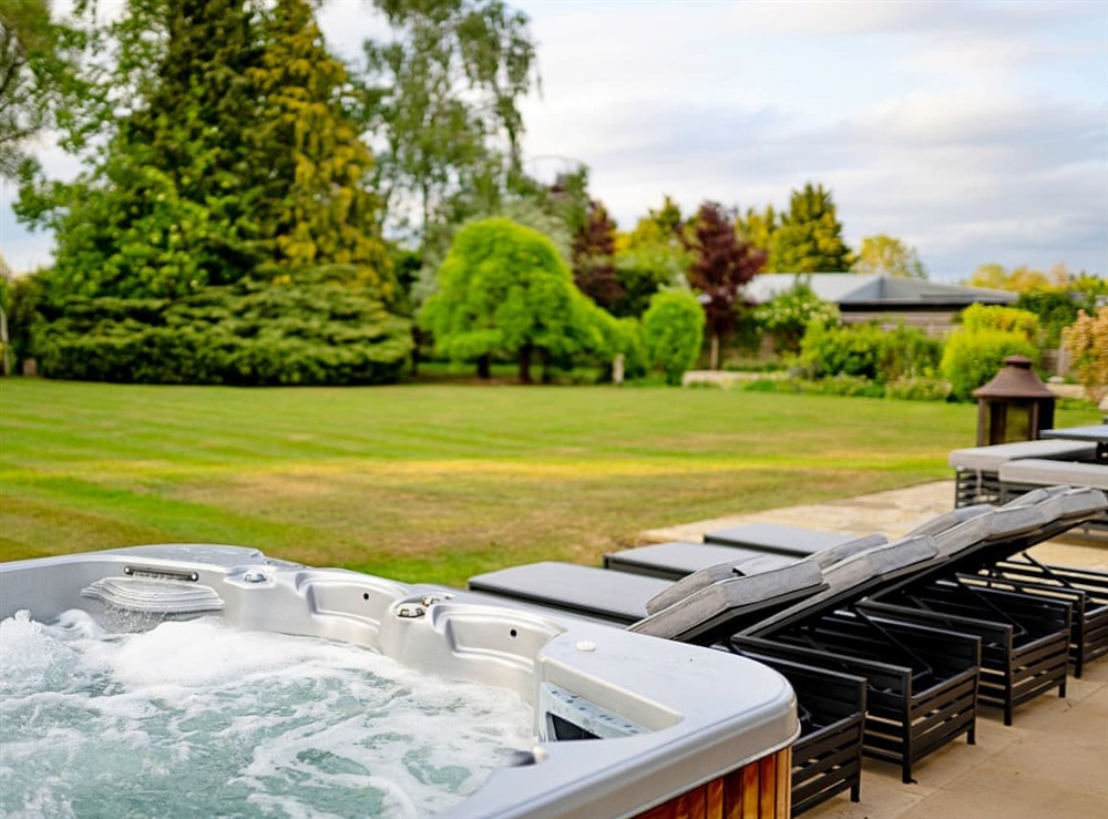 Hot tub at The Stable Cottage in Puttenham, England