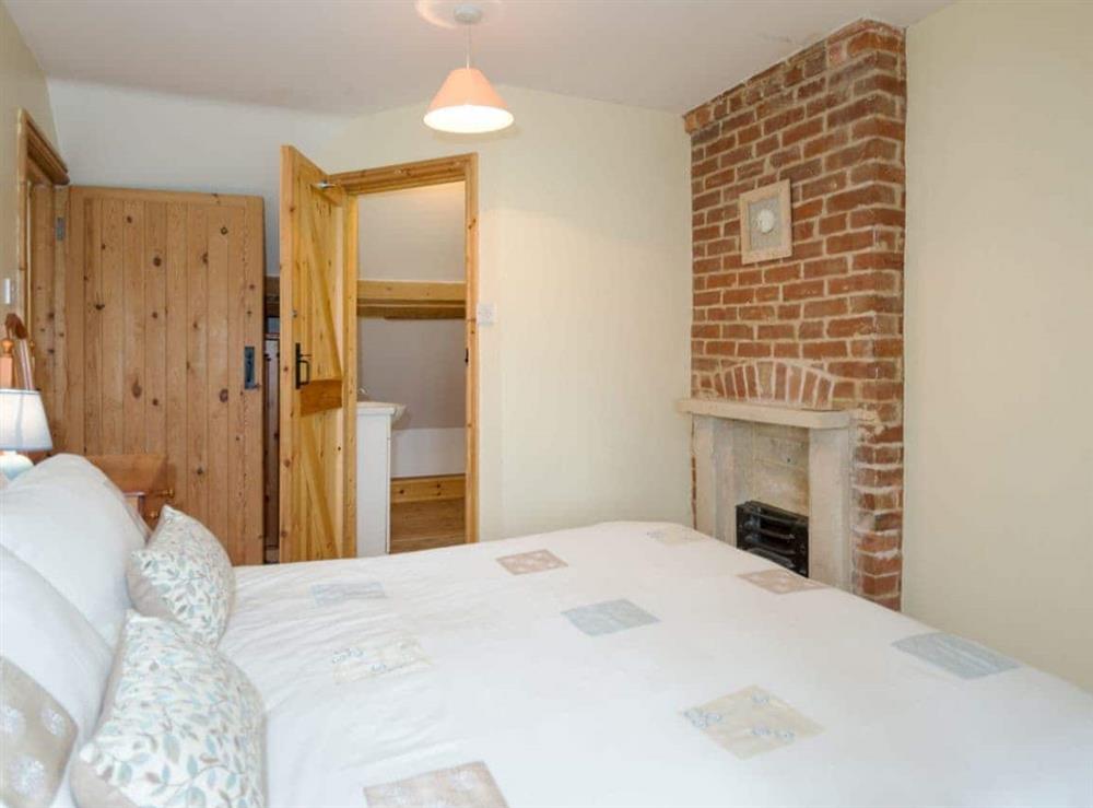 Cosy double bedroom with en-suite at The Stable in Foxham, near Chippenham, Wiltshire