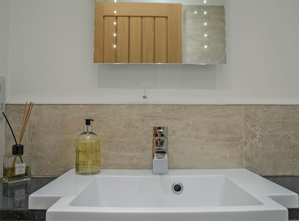 Well presented bathroom (photo 2) at The Stables in Aisby, near Grantham, Lincolnshire, England