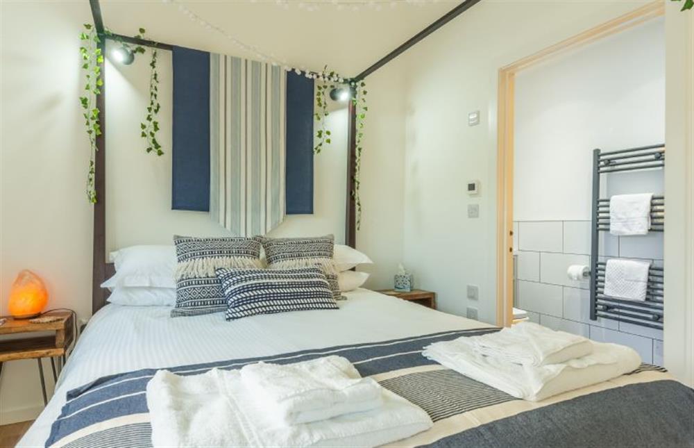 Master bedroom with king-size bed and en-suite at The Stables, St Agnes 