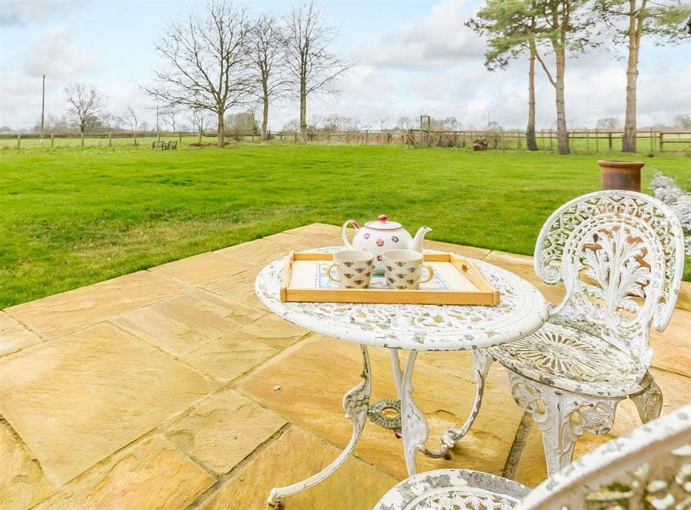 Sitting-out-area at The Sunset Retreat in Shenington, Oxfordshire