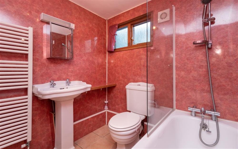 Family bathroom at The Thatch in Lyme Regis
