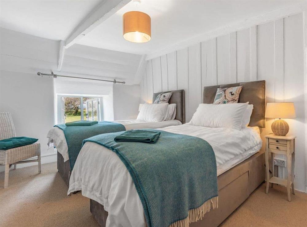 Twin zip & link bedroom at The Thatchings in St Anthony, Cornwall
