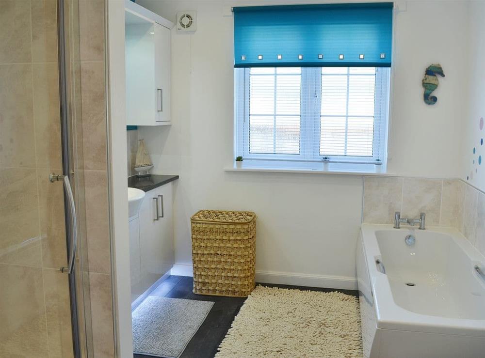 Generous sized�bathroom at The Timbers in Embleton, near Alnwick, Northumberland