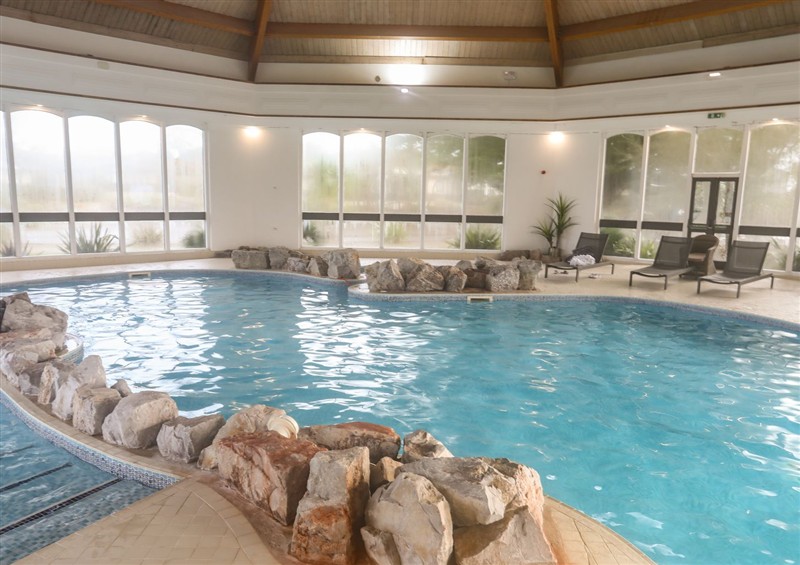 There is a swimming pool at The Warren M5, Castellmarch near Abersoch