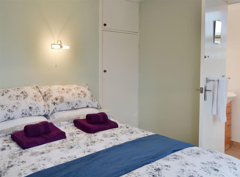 Peaceful en-suite double bedroom at The Warren in Whitstable, Kent