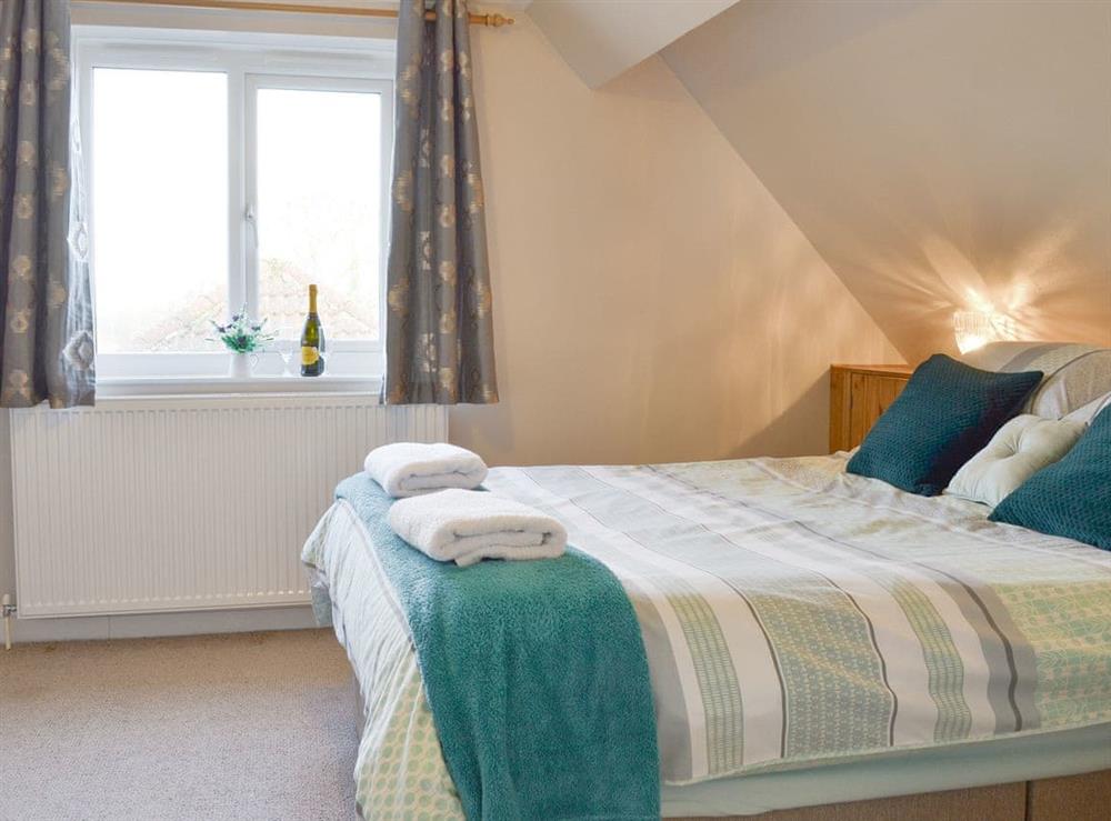 Tranquil double bedroom at The Weaning Shed in Huggate, near Pocklington, North Yorkshire