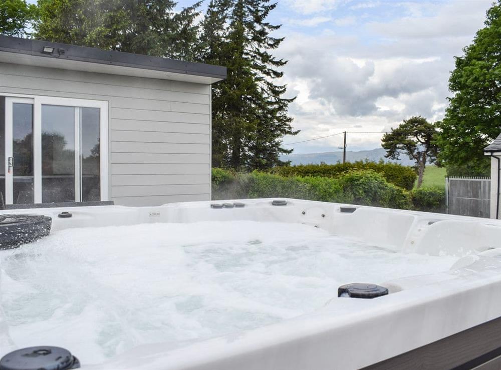 Hot tub at The Wee White Cottage in Stirling, Stirlingshire