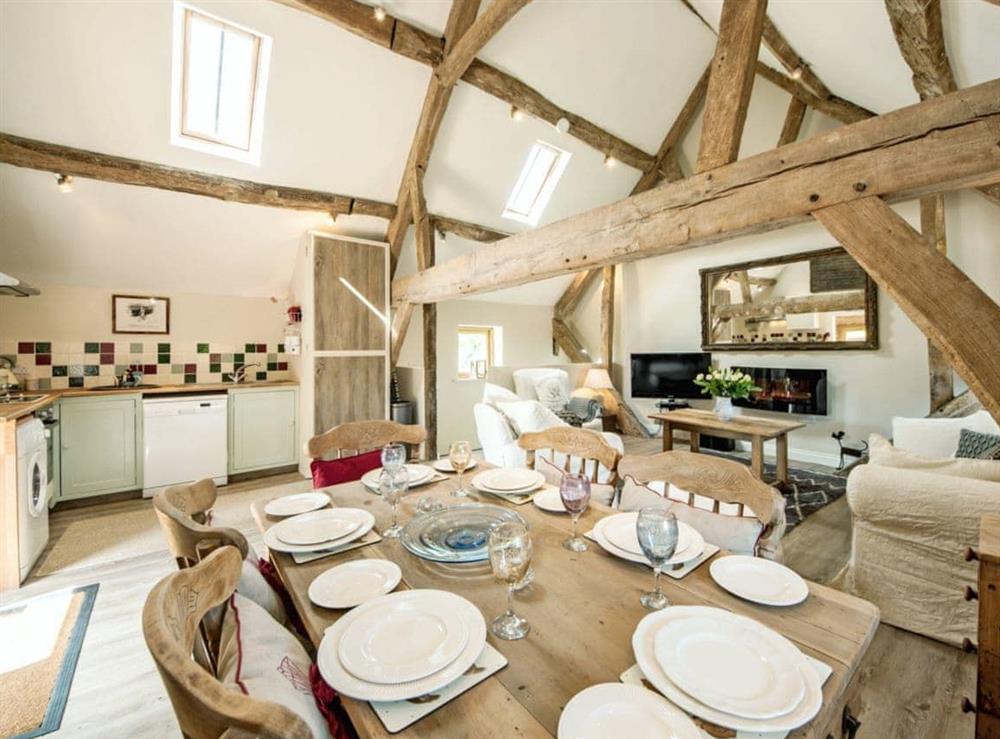 Open plan living/dining room/kitchen (photo 4) at The West Barn in Hanley Castle, Worcestershire
