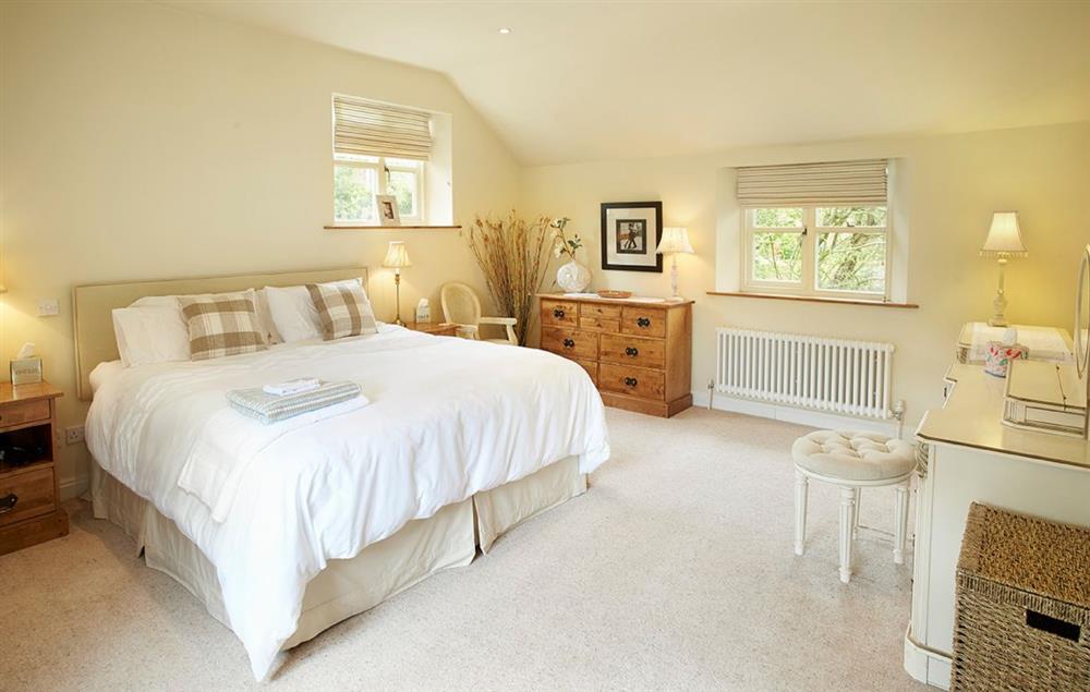 Master bedroom with 6’ 6 bed with en-suite bathroom at The White House, Little Weighton