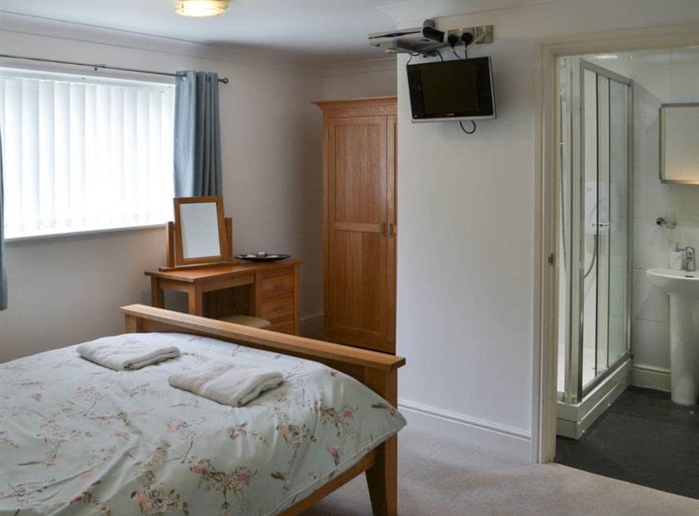 Double bedroom with en-suite at The Willows in Sea Palling, Norfolk