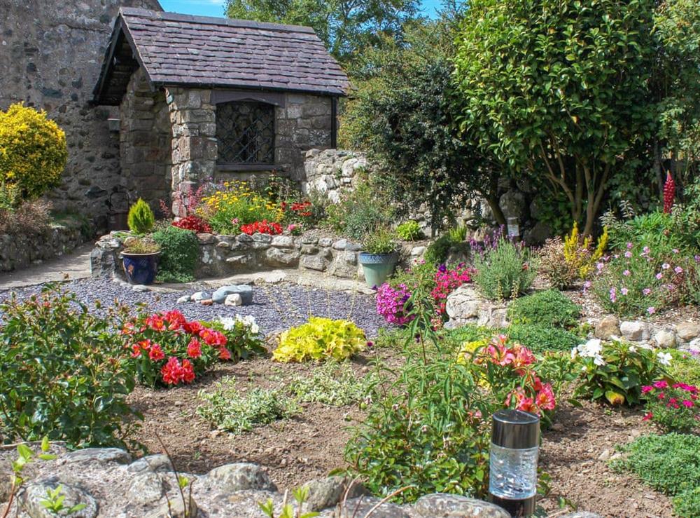 Pretty garden, in the Summer time at Tryfan, 