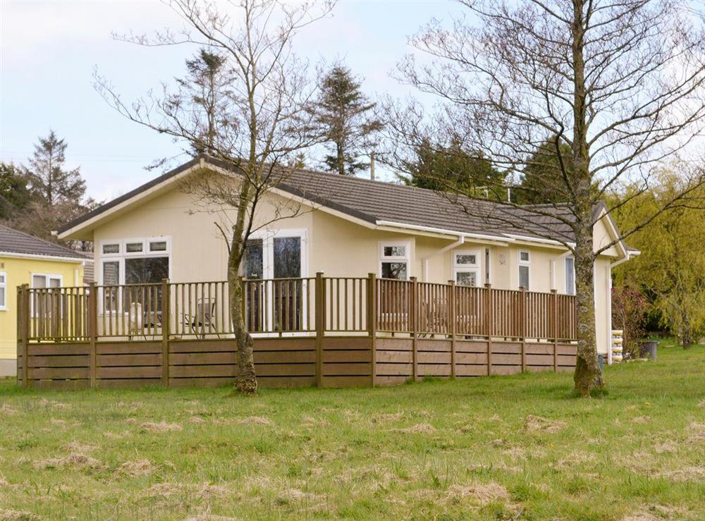 Appealing holiday home with extensive raised decking
