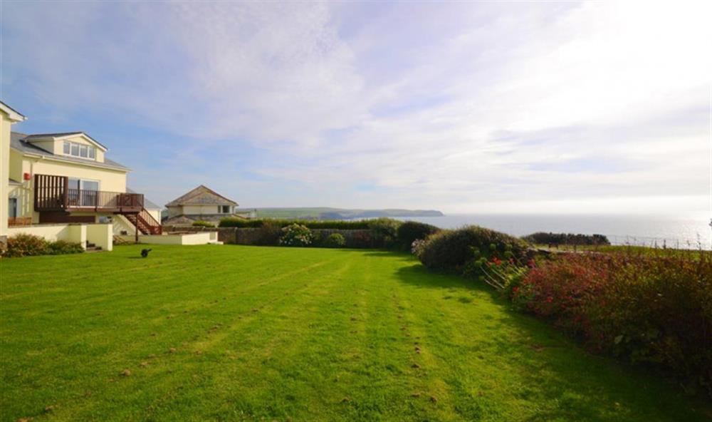 with shared lawns below the house, Thorpe Arnold sits on the edge of the golf course, looking directly out to sea