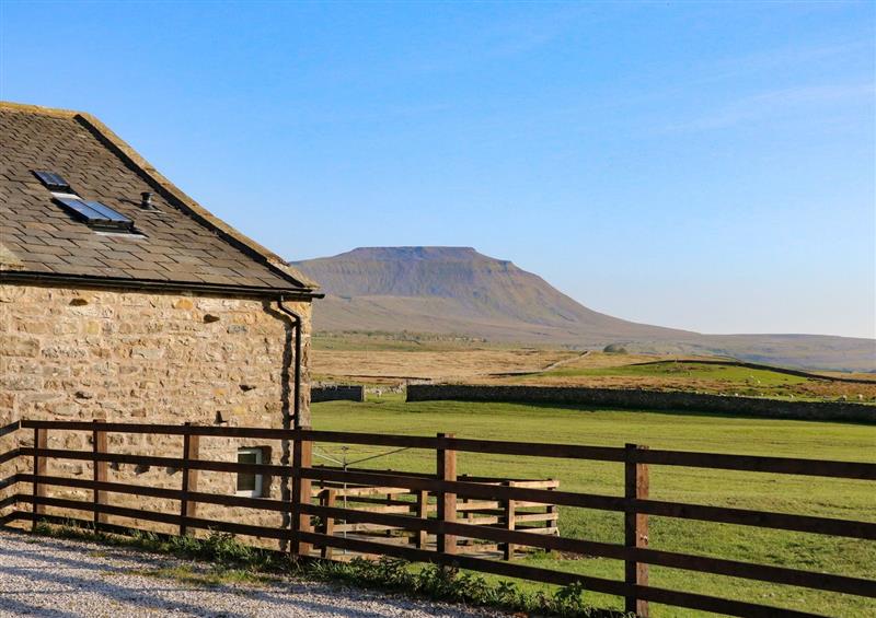 The setting around Three Peaks Barn