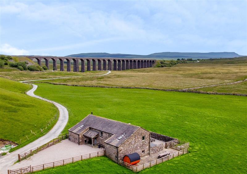 The setting around Three Peaks Barn