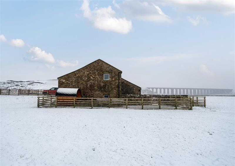 The setting of Three Peaks Barn