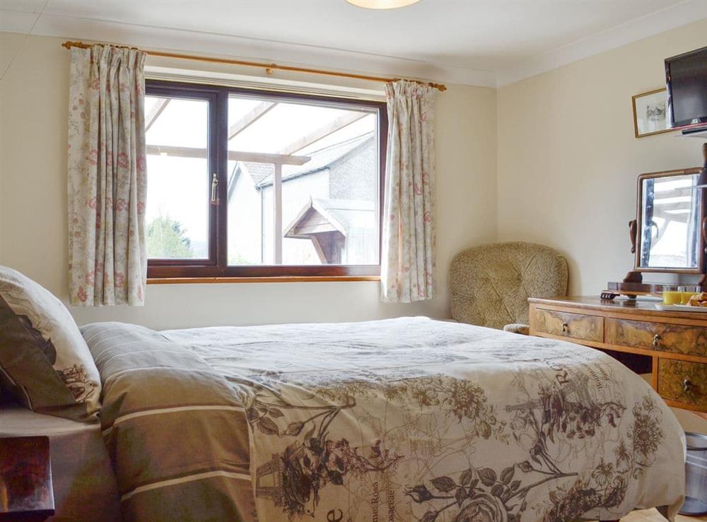 Airy double bedroom with en-suite at Three Views Bungalow in Talgarth, near Hay-on-Wye, Powys