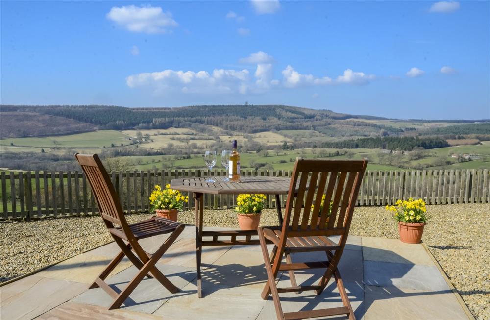 Threpftnybit Cottage, Yorkshire: Enjoy the stunning outside seating area overlooking Bransdale at Threp’nybit Cottage, Pockley, North Yorkshire