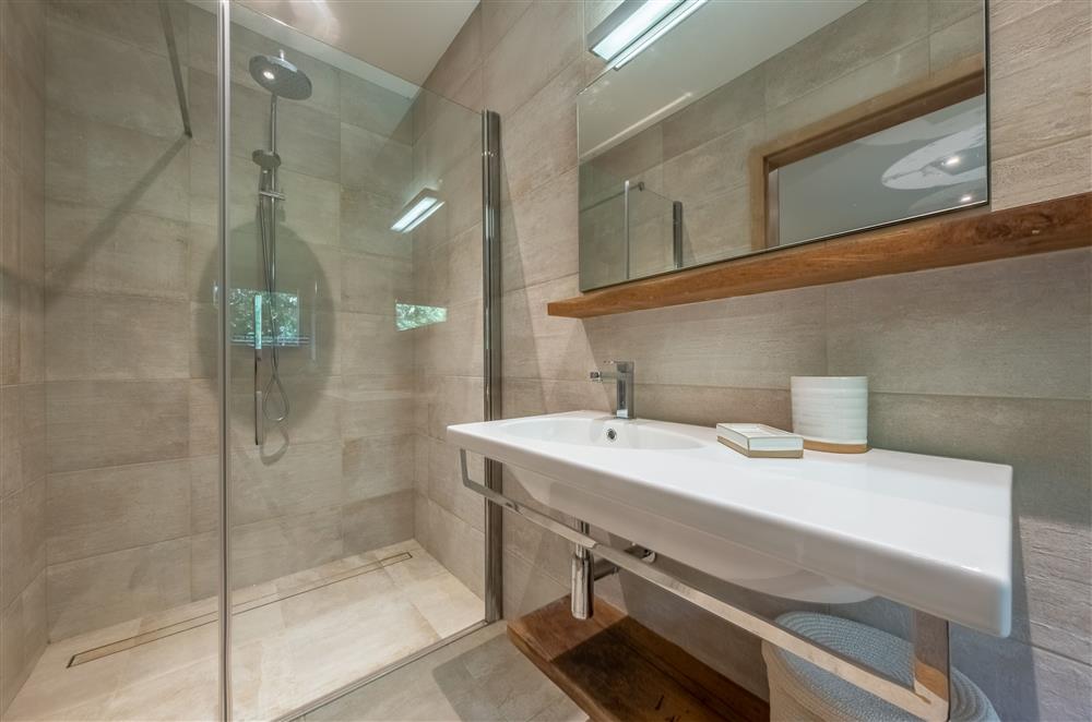 Ground floor: En-suite shower room in bedroom two (photo 2) at Thursford Castle, Great Snoring