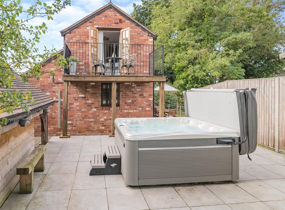 Jacuzzi at Tidnor Cross Mews in Lugwardine, near Hereford, Herefordshire
