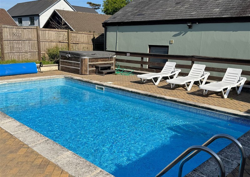 There is a swimming pool at Tig Bhan, Llanteg