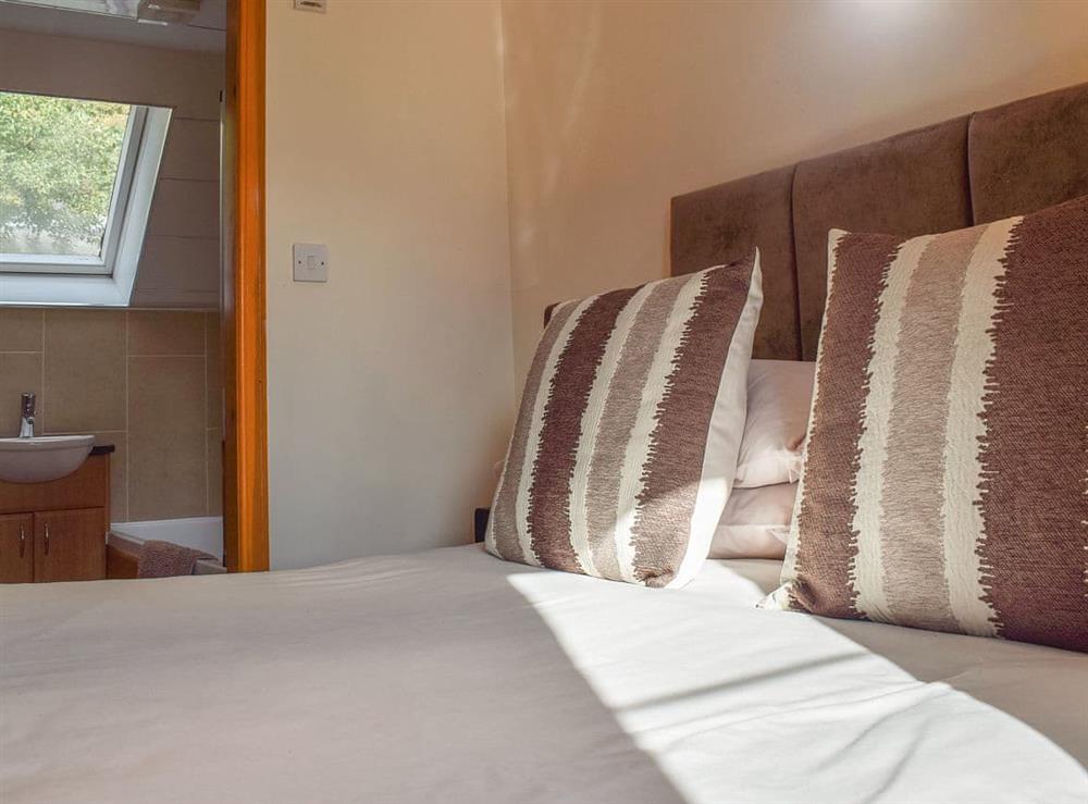 Double bedroom with en-suite at Little Tigh Craggan, 
