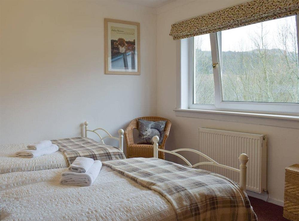Light and airy twin bedroom at Tigh Raineach in Strathyre, Callander, Perthshire