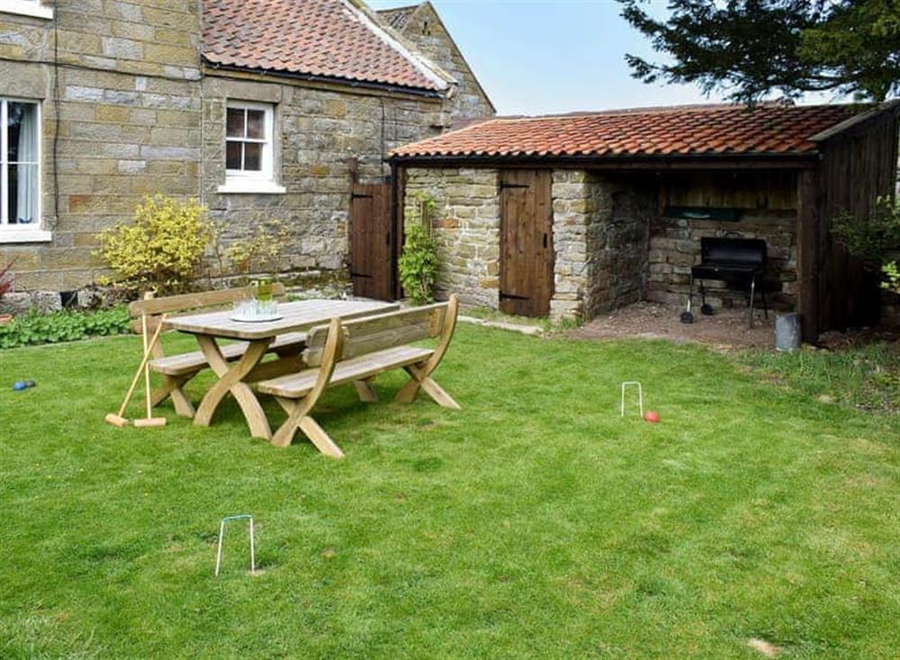 Lawned garden with sitting-out area, garden furniture and BBQ at Tillys Cottage in Goathland, Great Britain