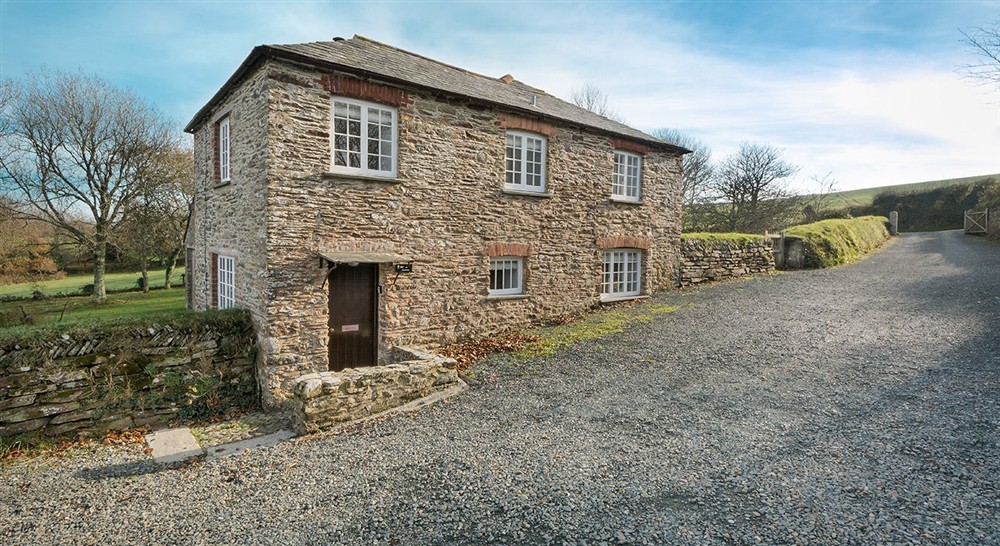 The exterior of Hayrick, Lanteglos-by-Fowey, Cornwall at Tippett's in Lanteglos-by-fowey, Cornwall